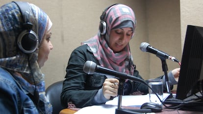 Moshira Tawfeq trabajando en la radio.
