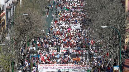 Cabecera de la manifestación en defensa de la sanidad publica convocada por Mareas Blancas, en Sevilla.
