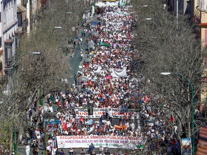 Cabecera de la manifestación en defensa de la sanidad publica convocada por Mareas Blancas, en Sevilla.