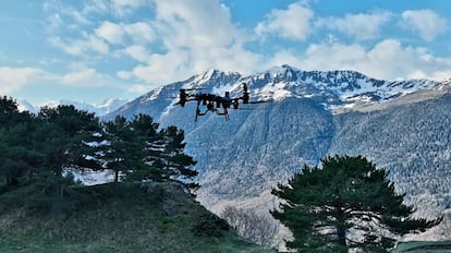 Un dron sobrevuela la zona montañosa del Val d'Aran (Lleida).