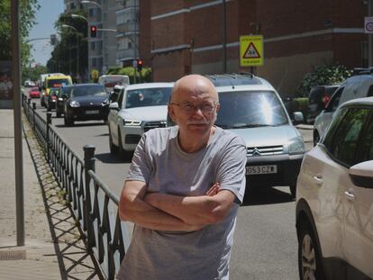 Manuel Corral, de 69 años, vecino del barrio de Campamento, frente a la carretera de Boadilla del Monte en Madrid.