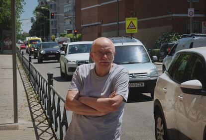 Manuel Corral, de 69 años, vecino del barrio de Campamento, frente a la carretera de Boadilla del Monte en Madrid.