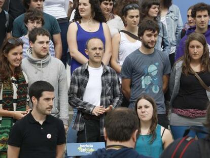 En el centro, Josu Juaristi, junto a estudiantes de la Universidad del País vasco.