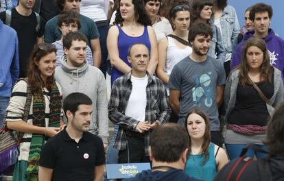 En el centro, Josu Juaristi, junto a estudiantes de la Universidad del País vasco.