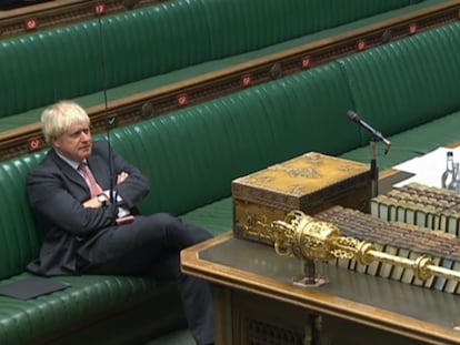 Boris Johnson escucha este lunes al portavoz laborista, Ed Miliband, en la Cámara de los Comunes