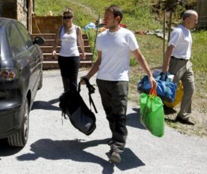 Los espeleólogos recogen sus enseres de la casa rural en la que se hospedaban.