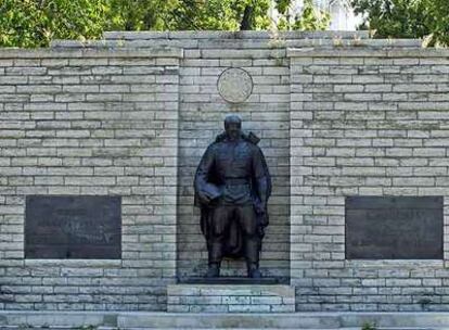 El Soldado de Bronce, monumento erigido en Estonia a los soviéticos caídos en la II Guerra Mundial, en una foto de 2006.
