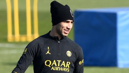 Achraf Hakimi, durante una sesión de entrenamiento en el campo de entrenamiento del club en Saint-Germain-en-Laye, este viernes en París.