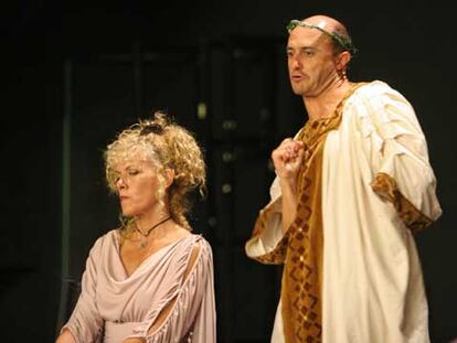 Carmen Conesa y Pepe Viyuela, en un ensayo de <i>Rómulo el Grande.</i>