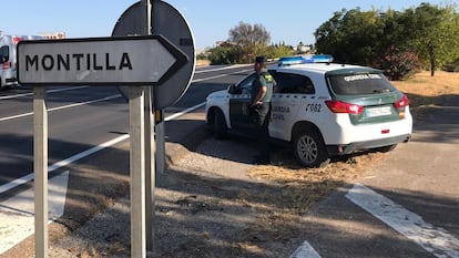 Agentes de la Guardia Civil, en la localidad de Montilla (Córdoba).