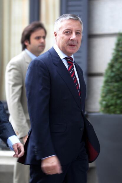 El portavoz del Gobierno, José Blanco, entra en el Congreso.