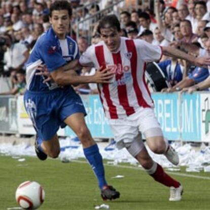 Claudio Monti, jugador argentino del Lugo, disputa la pelota a un futbolista del Alcoyano.