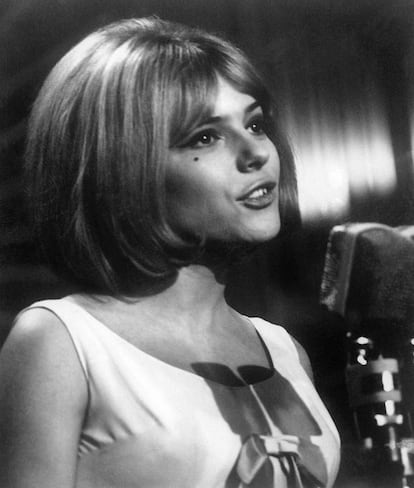 France Gall participando en el festival de Eurovisión, el uno de marzo de 1965.