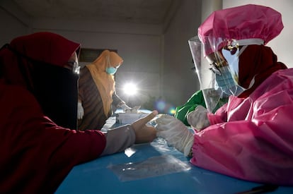 
Personal sanitario realiza pruebas para detectar el coronavirus, en un internado de Sibreh (Indonesia). 