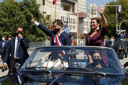 El presidente Boric y la ministra del Interior Izkia Siches saludan a la salida del Congreso en Valparaíso.