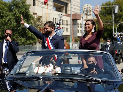 El presidente Boric y la ministra del Interior Izkia Siches saludan a la salida del Congreso en Valparaíso.