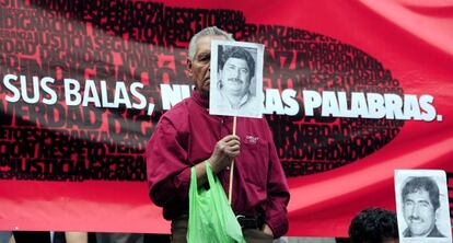 Uno de los manifestantes sujeta la imagen de Gregorio Jiménez.