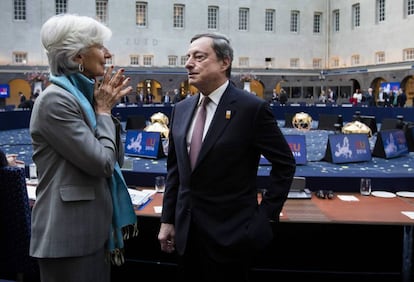 La directora gerente del Fondo Monetario Internacional (FMI), Christine Lagarde (izquierda), conversa con el presidente del Banco Central Europeo (BCE), Mario Draghi