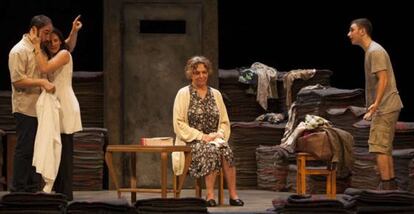 Desde la izquierda, los actores Alfonso Lara, Malena Alterio, Gloria Muñoz y David Castillo, en la obra Emilia.