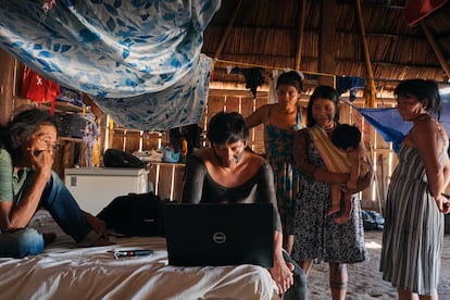 Betikre Tapayuna Metuktire muestra a su familia el registro visual que realizó durante el Campamento Tierra Libre, un asentamiento frente al congreso de Brasilia en el que se manifiestan miles de indígenas de Brasil.
De izquierda a derecha: Oket Metuktire, Betikre Tapayuna Metuktire, Bekwymrari Txucarramãe, Irepa-ê Tapayuna Metuktire con Bematgri Tapayuna Metuktire en brazos, y Patnhopi-o Metuktire.