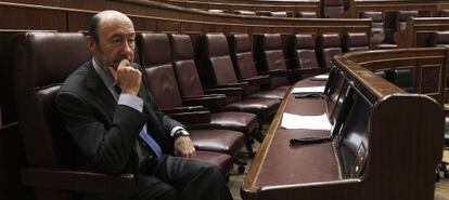 Rubalcaba, en su esca&ntilde;o del Congreso de los Diputados. 