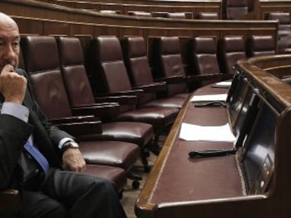 Rubalcaba, en su esca&ntilde;o del Congreso de los Diputados. 