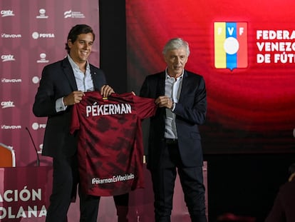 José Pekerman recibe la camiseta de Venezuela del presidente de la federación nacional Jorge Gimémez, este martes.