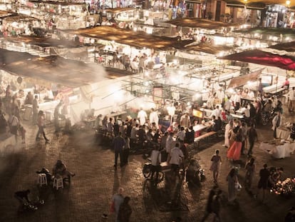 Puestos de comida callejera en la plaza Jemaa el Fna, en Marraquech. 