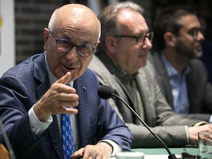 Josep Antoni Duran i LLeida, junto a Mònica Terribas y Josep Cuní, en un momento del acto.