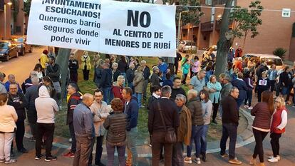 Veïns de Rubí es manifesten en contra del centre d'acolliment per a menors migrants no acompanyats al seu barri.