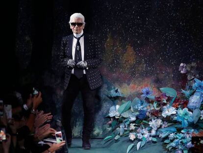 Karl Lagerfeld en el desfile de la colección otoño/invierno 2017-2018 de Fendi, en París.