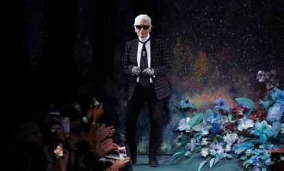 Karl Lagerfeld en el desfile de la colección otoño/invierno 2017-2018 de Fendi, en París.