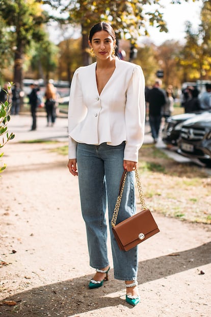 Nada como unos vaqueros para salir del paso en el día a día. Aunque los pitillo se resisten a morir, esta temporada toca buscar unos de corte recto (con permiso de los slouchy). Llevarlos con zapatos-joya suma puntos.