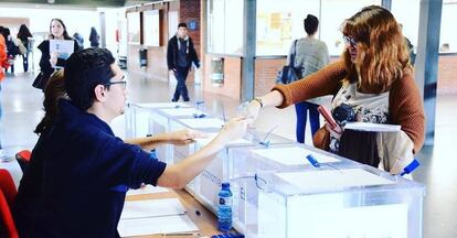 Estudiant de la UB participant en la consulta.