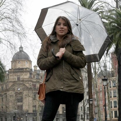 Estíbaliz Iturriaga (Bilbao, 1989) se matriculó en la carrera de Ingeniería Geomática y Topográfica pensando que era una profesión con futuro. Han pasado ocho años desde entonces y ahora, con su título bajo el brazo, trabaja como promotora de supermercados los fines de semana. "Creía que a los 26 años tendría ya mi vida hecha, y ahora no creo que empiece a hacerla ni a los 30. Siempre había pensado que quería ser madre joven, pero tendré que aguantarme", se lamenta. Cada viernes, desde hace tres años, recibe un contrato de 12 páginas que se rompe el domingo cuando firma el finiquito. "Es una rutina. Lo peor es que hasta el jueves no sé fijo si voy a trabajar o no. La gente se alegra de que llegue el fin de semana, yo nunca hago planes. No estoy disfrutando de mi juventud". Iturriaga asegura que no ha perdido la esperanza y sigue buscando trabajo todos los días y echando currículos, pero dice que siempre piden experiencia y ella no la tiene. No cuenta con un sueldo fijo, pero trabajando 11 horas a 5 euros la hora, lo máximo que puede llegar a ganar en un mes son 240. "Intento seguir formándome, pero no puedo costearme un máster u otros cursos. Entre semana voy a una academia de inglés que me pagan mis padres, pero hay mucha gente que no tiene esa suerte. Mi hermano estudió lo mismo que yo y está en Chile. Pero yo no quiero irme, que se vayan los culpables de esta crisis. Si tan bien nos han formado, ¿por qué no nos contratan aquí?", se queja molesta la bilbaína. Reconoce que suele sentirse frustrada y desesperada: "A veces creo que sigo siendo una niña pequeña viviendo en casa de mis padres y eso me hace sentir mal. No me dan trabajo ni de cajera de supermercado".