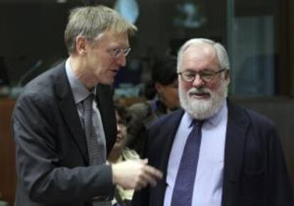 El ministro de Agricultura y Pesca español, Miguel Arias Cañete (d), conversa con el comisario europeo de Medio Ambiente, Janez Potocnik, durante un consejo de ministros de Medio Ambiente de la Unión Europea (UE). EFE/Archivo