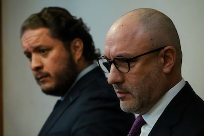 César Omar González y Alejandro Robledo, los abogados defensores de los ocho militares reaprendidos por el caso Ayotzinapa, en Ciudad de México, el 6 de febrero de 2024. 