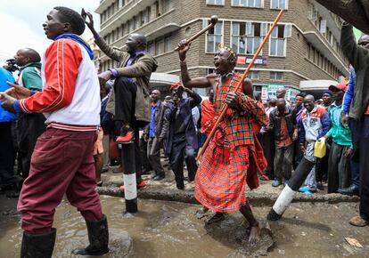 Un masai celebra la victoria del etíope Eliud Kipchoge en una calle de Nairobi.