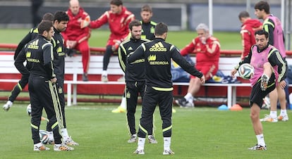 Uno de los rondos del entrenamiento de España