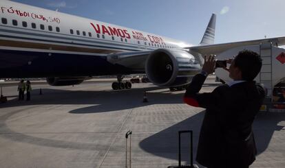 Carlos Bacca hace una foto al avión rotulado del Sevilla