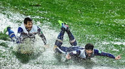 Pavone celebra el s&aacute;bado su gol para el Cruz Azul en el campo de Rabat, anegado por el agua. 