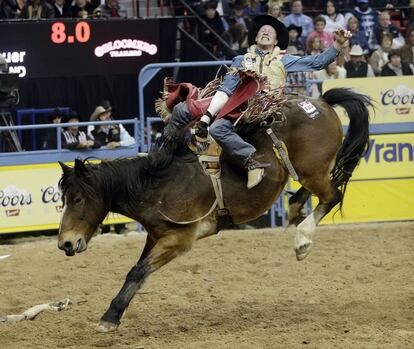 Ty Breuer monta durante la segunda vuelta de las Finales Nacionales de Rodeo en Las Vegas, EEUU.