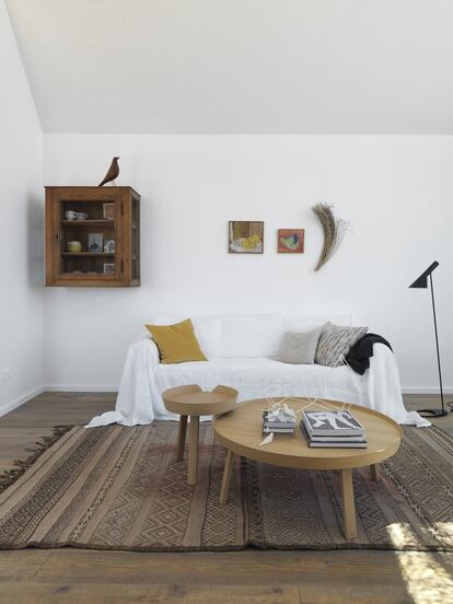 El sofá es de Ikea. La lámpara de pie es un diseño de Arne Jacobsen para Louis Poulsen. Una antigua fresquera fue reciclada como armario, y el pájaro, producido por Vitra, está inspirado en uno que el matrimonio Eames tenía en su casa.