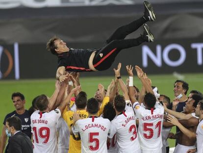 Los jugadores del Sevilla mantean al entrenador Julen Lopetegui al final del partido contra el Inter de Milán.