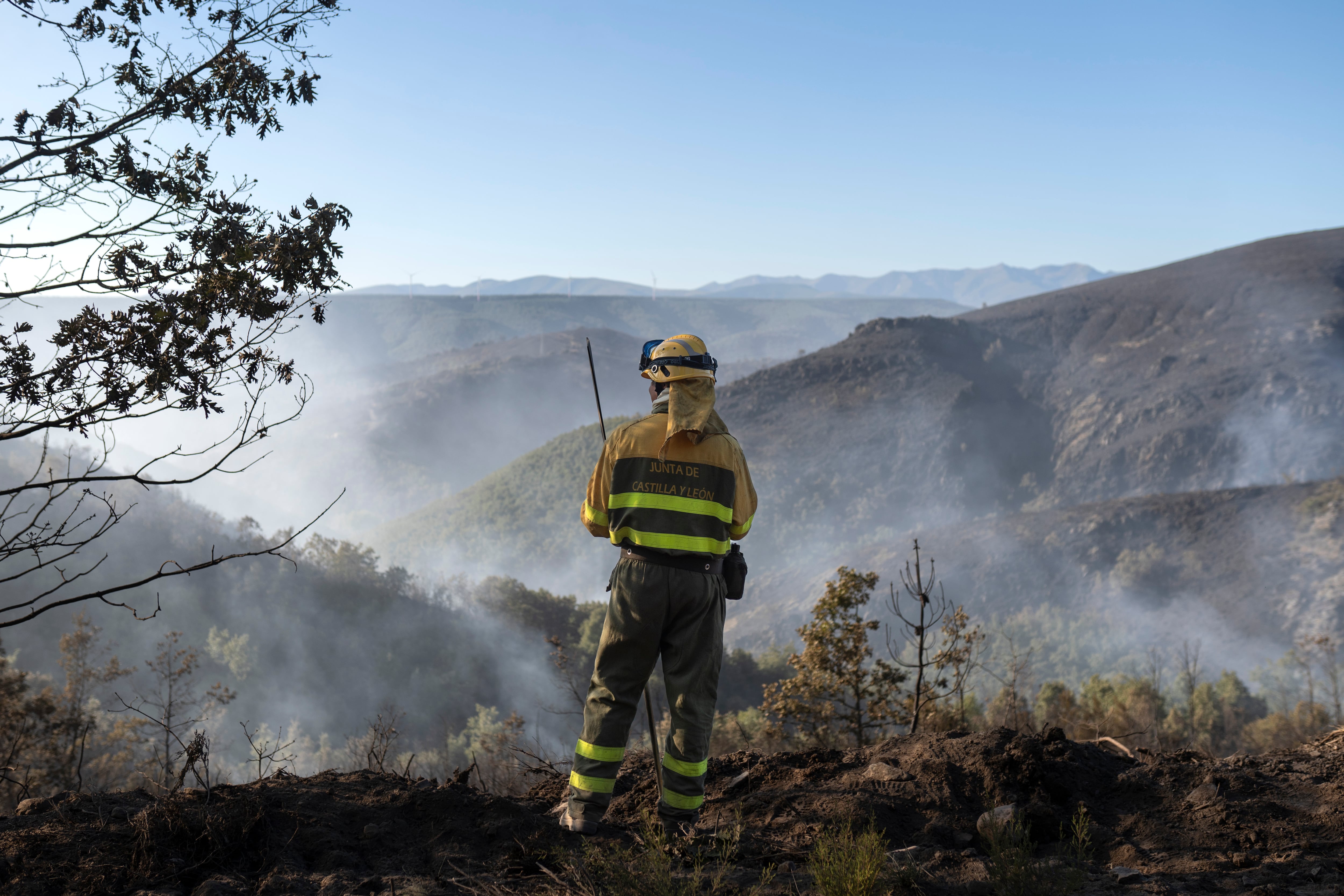 Las medias verdades y las grietas del dispositivo contra incendios de Castilla y León