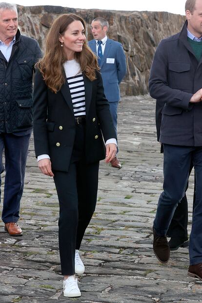 Kate Middleton con traje de Holland Cooper, jersey de Erdem y zapatillas Veja.