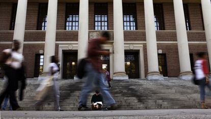 Estudiantes ante la fachada de la biblioteca Widener de la Universidad de Harvard, en Massachusetts (Estados Unidos).