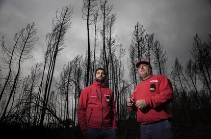 En la imagen, Sergio Louren?o (derecha), comandante adjunto de los Bomberos Voluntarios de Pedrg?o Grande, y Micael Caetano, un voluntario. Ambos trabajaron en la extincin del incendio del a?o pasado, en el municipio de Pobrais. Louren?o ha sido recientemente galardonado por haber salvado la vida a al menos ocho vecinos.