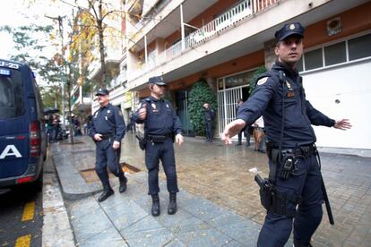 Agents de la Policia Nacional protegeixen l'entrada de l'habitatge de Jordi Pujol a Barcelona.