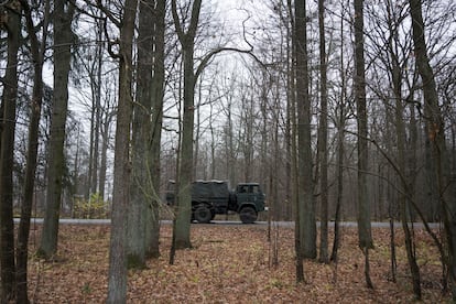 Un camión militar, en la carretera que conecta Hajnowka y Bialowieza.